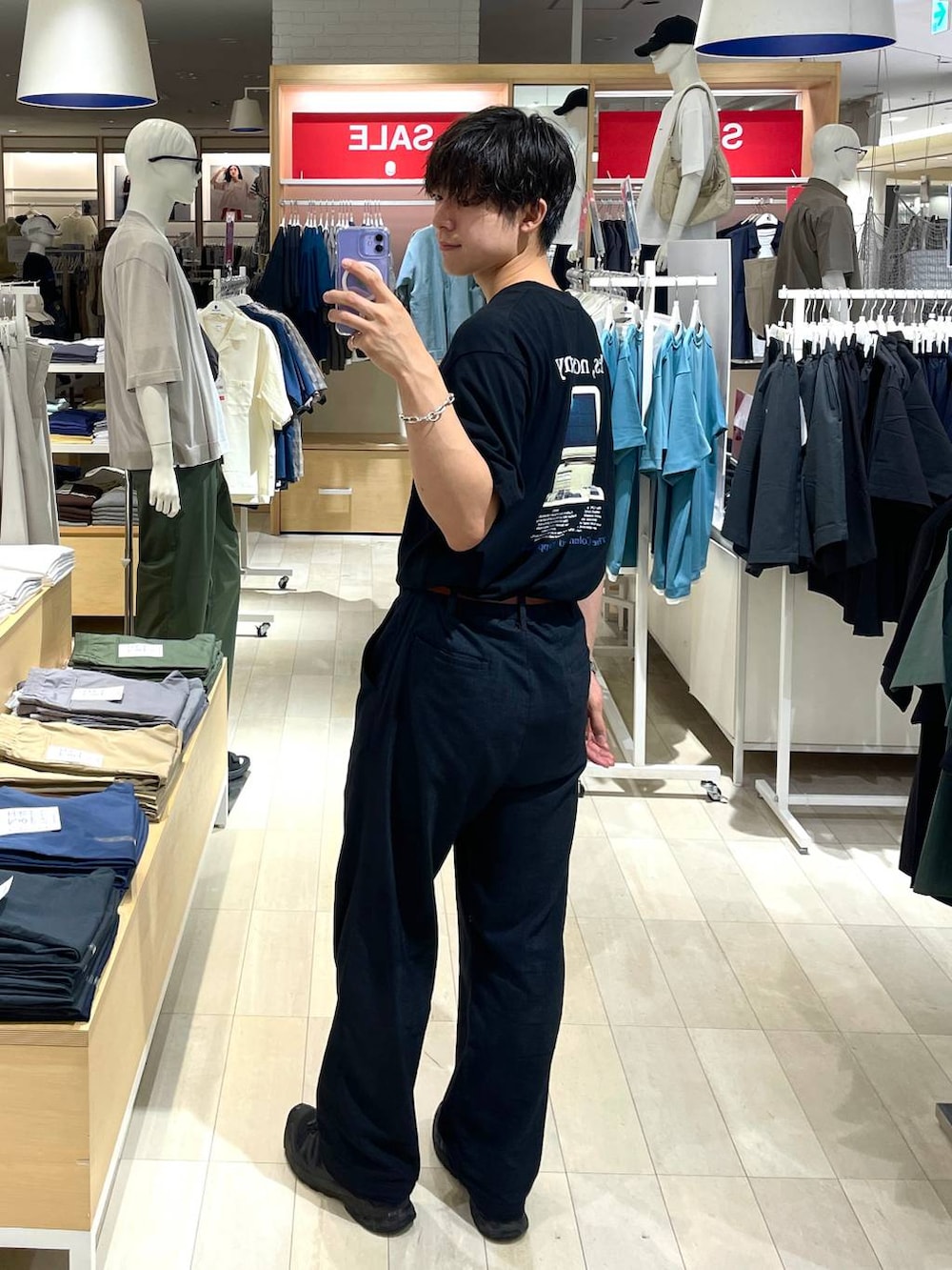 ブラック系のスニーカー、ブルー系のデニムパンツ、ブラック系のTシャツ/カットソーを着用したメンズの夏コーディネートの2枚目の写真