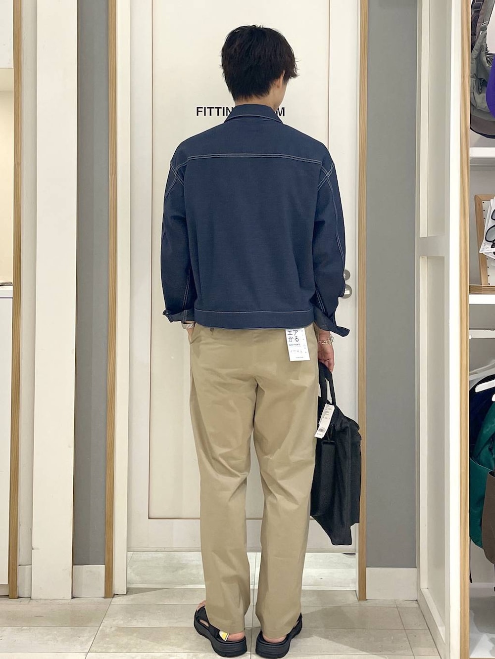 ベージュ系のその他パンツ、ブルー系のブルゾン、ブラック系のサンダルを着用したメンズの夏コーディネートの4枚目の写真