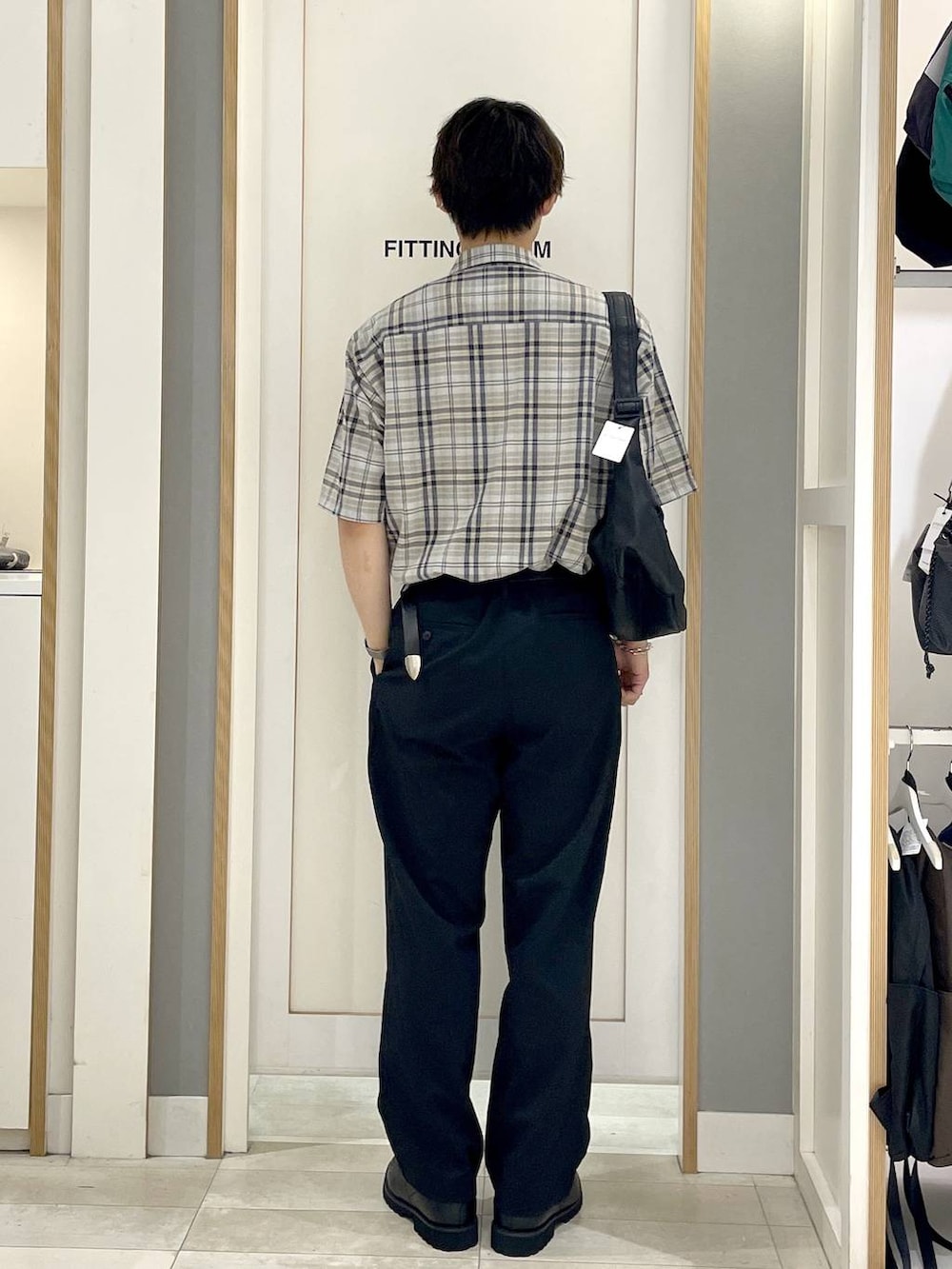 ブラック系のショルダーバッグ、ブラック系のその他パンツ、グレー系のその他シューズを着用したメンズの夏コーディネートの4枚目の写真
