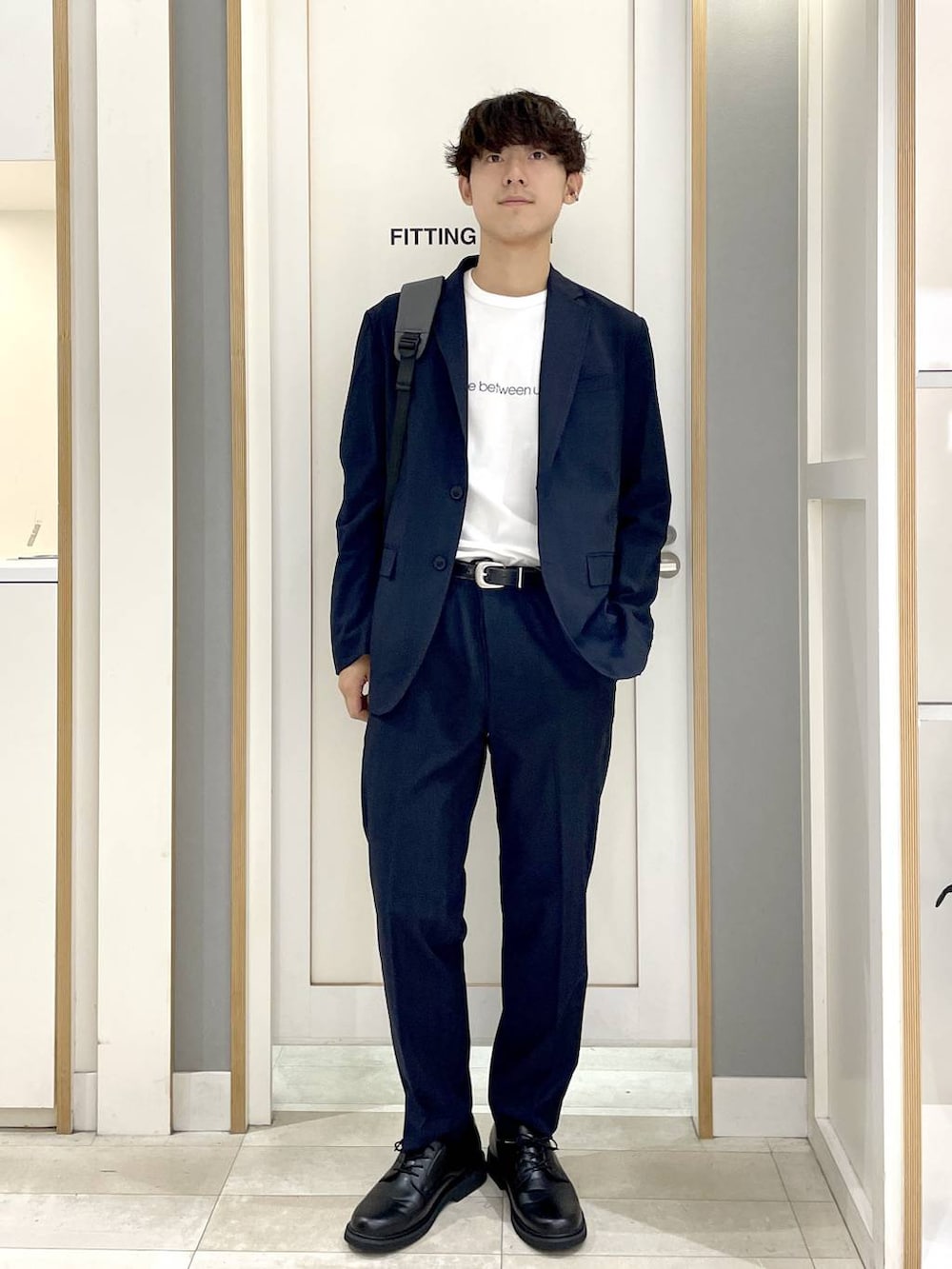 ホワイト系のTシャツ/カットソー、ブラック系のその他シューズ、ブルー系のテーラードジャケットを着用したメンズの秋コーディネートの2枚目の写真