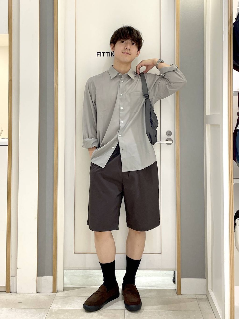 ブラウン系のその他シューズ、ブラウン系のその他パンツ、グレー系のショルダーバッグを着用したメンズの秋コーディネートの2枚目の写真