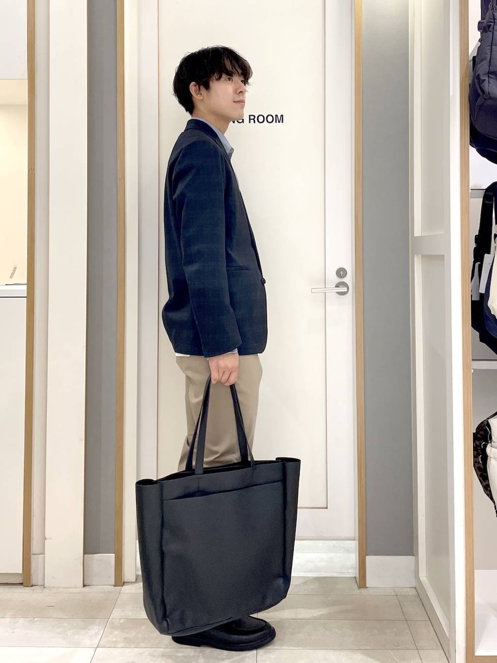 ベージュ系のその他パンツ、ブラック系のトートバッグ、グレー系のその他シューズを着用したメンズの秋コーディネートの6枚目の写真