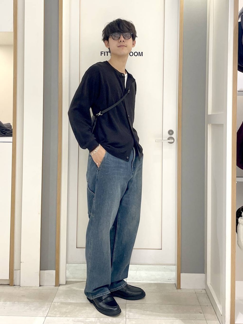 グレー系のその他シューズ、グレー系のショルダーバッグ、ブルー系のデニムパンツを着用したメンズの秋コーディネートの2枚目の写真