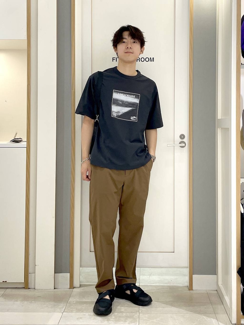 グレー系のTシャツ/カットソー、グレー系のショルダーバッグ、イエロー系のその他パンツを着用したメンズの夏コーディネートの2枚目の写真