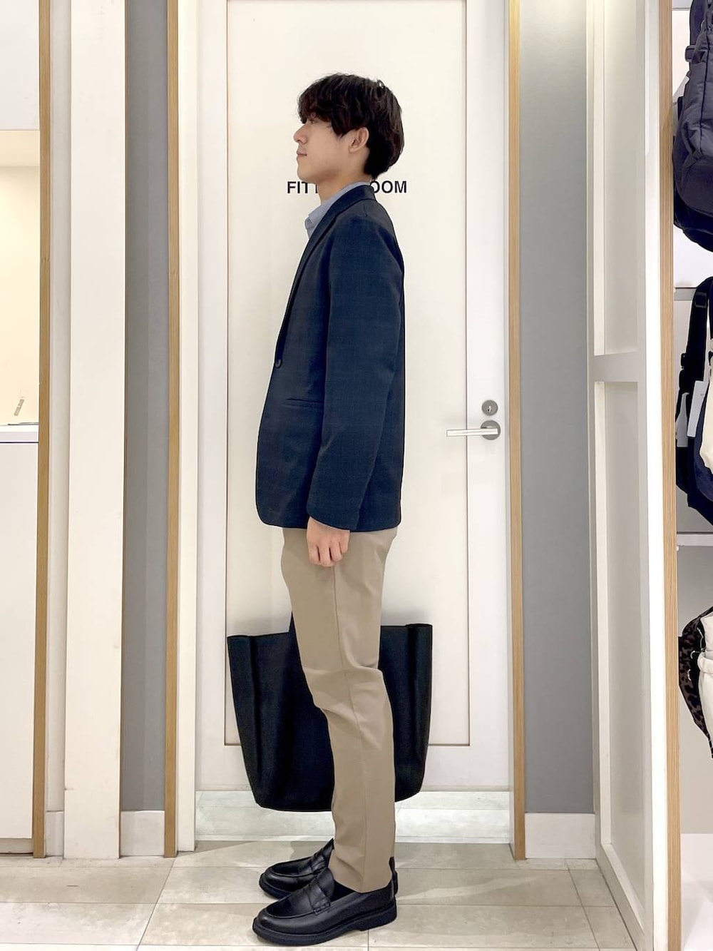 ベージュ系のその他パンツ、ブラック系のトートバッグ、グレー系のその他シューズを着用したメンズの秋コーディネートの5枚目の写真