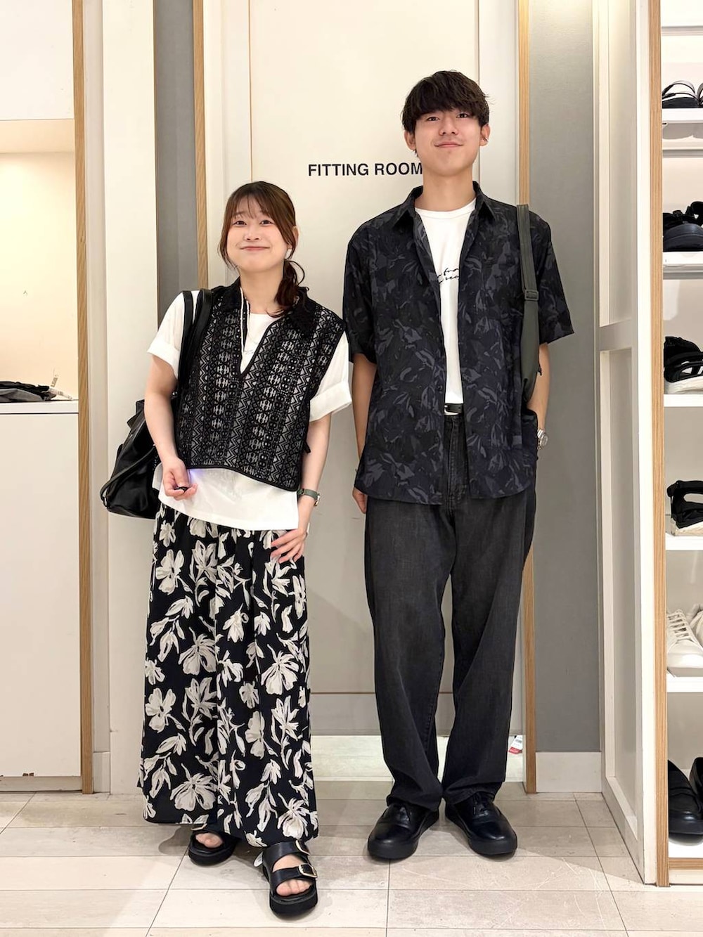 グレー系のその他シューズ、ホワイト系のTシャツ/カットソー、ホワイト系のTシャツ/カットソーを着用したメンズの夏コーディネートの2枚目の写真