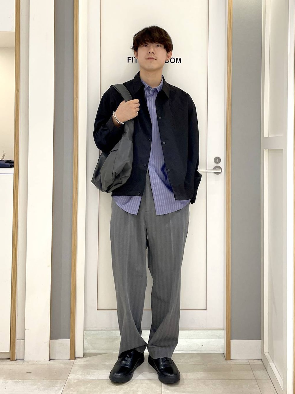 ブラック系のミリタリージャケット、グレー系のその他パンツ、グレー系のその他シューズを着用したメンズの秋コーディネートの3枚目の写真