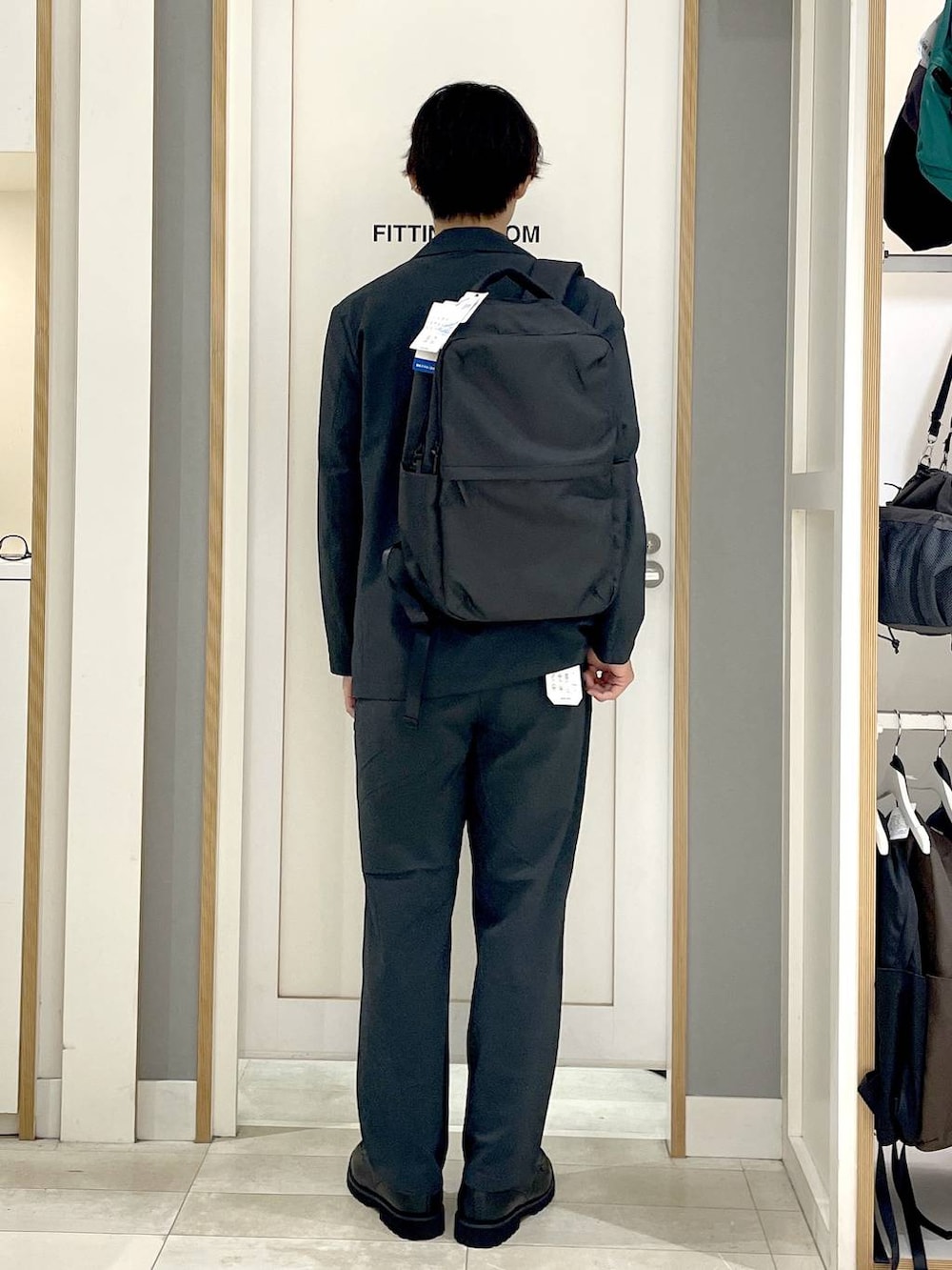 ブラック系のバックパック/リュック、グレー系のその他シューズ、グレー系のその他パンツを着用したメンズの夏コーディネートの5枚目の写真