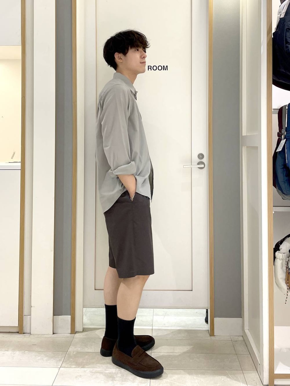 ブラウン系のその他シューズ、ブラウン系のその他パンツ、グレー系のショルダーバッグを着用したメンズの秋コーディネートの3枚目の写真