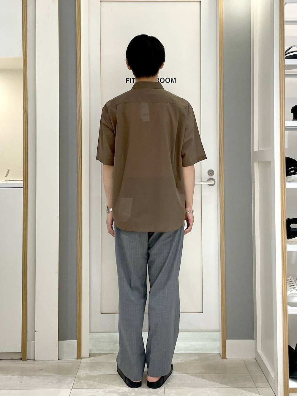 グレー系のスラックス、ブラウン系のシャツ/ブラウス、ブラック系のサンダルを着用したメンズの夏コーディネートの5枚目の写真