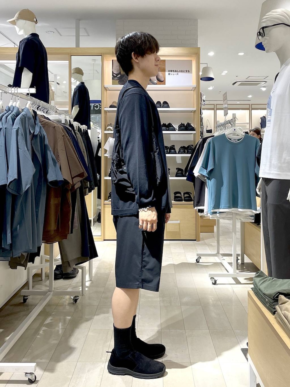 ブラック系のスリッポン、ブラック系のその他パンツ、ブラック系のカーディガン/ボレロを着用したメンズの夏コーディネートの3枚目の写真