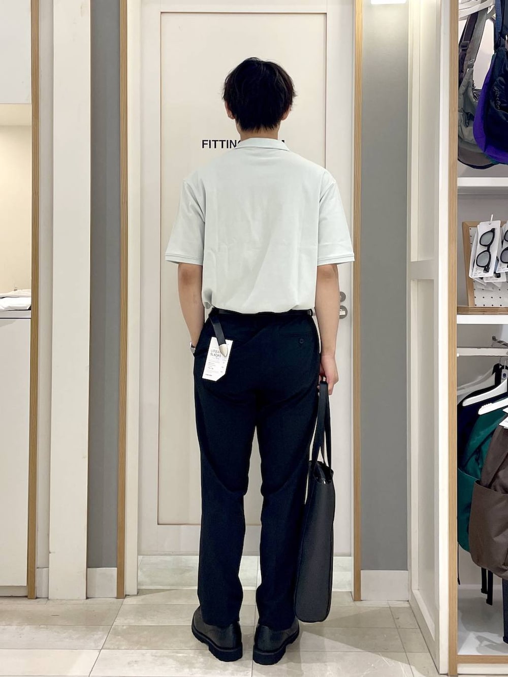 ブラック系のトートバッグ、ブラック系のスラックス、グレー系のその他シューズを着用したメンズの夏コーディネートの5枚目の写真