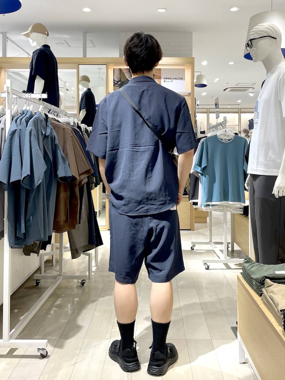 ブルー系のシャツ/ブラウス、ブルー系のその他パンツ、ベージュ系のショルダーバッグを着用したメンズの夏コーディネートの3枚目の写真