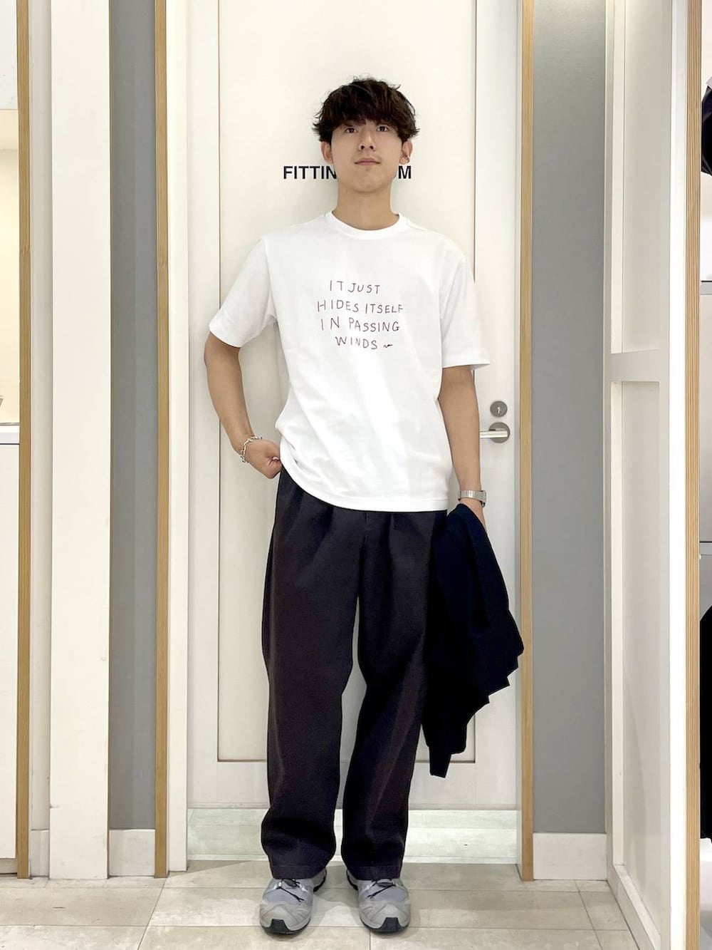 ブラック系のカーディガン/ボレロ、その他のTシャツ/カットソーを着用したメンズの秋コーディネートの4枚目の写真
