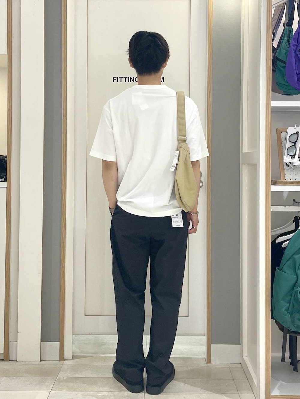 グレー系のその他シューズ、ブラック系のその他パンツ、ホワイト系のTシャツ/カットソーを着用したメンズの夏コーディネートの4枚目の写真
