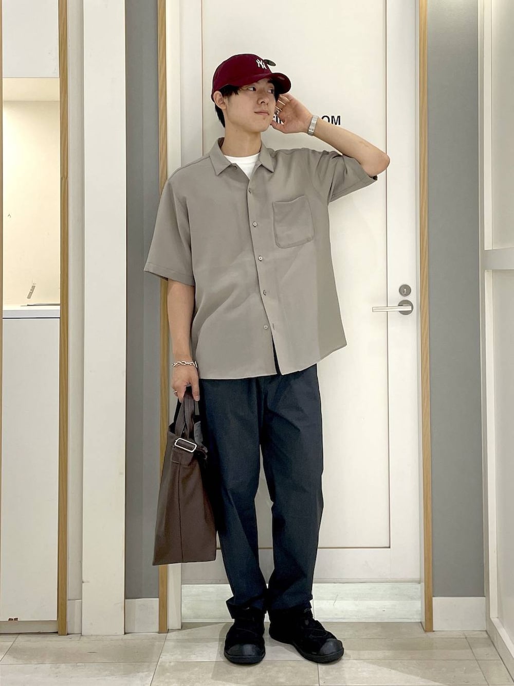 ブラック系のその他パンツ、ホワイト系のTシャツ/カットソー、ベージュ系のシャツ/ブラウスを着用したメンズの夏コーディネートの2枚目の写真