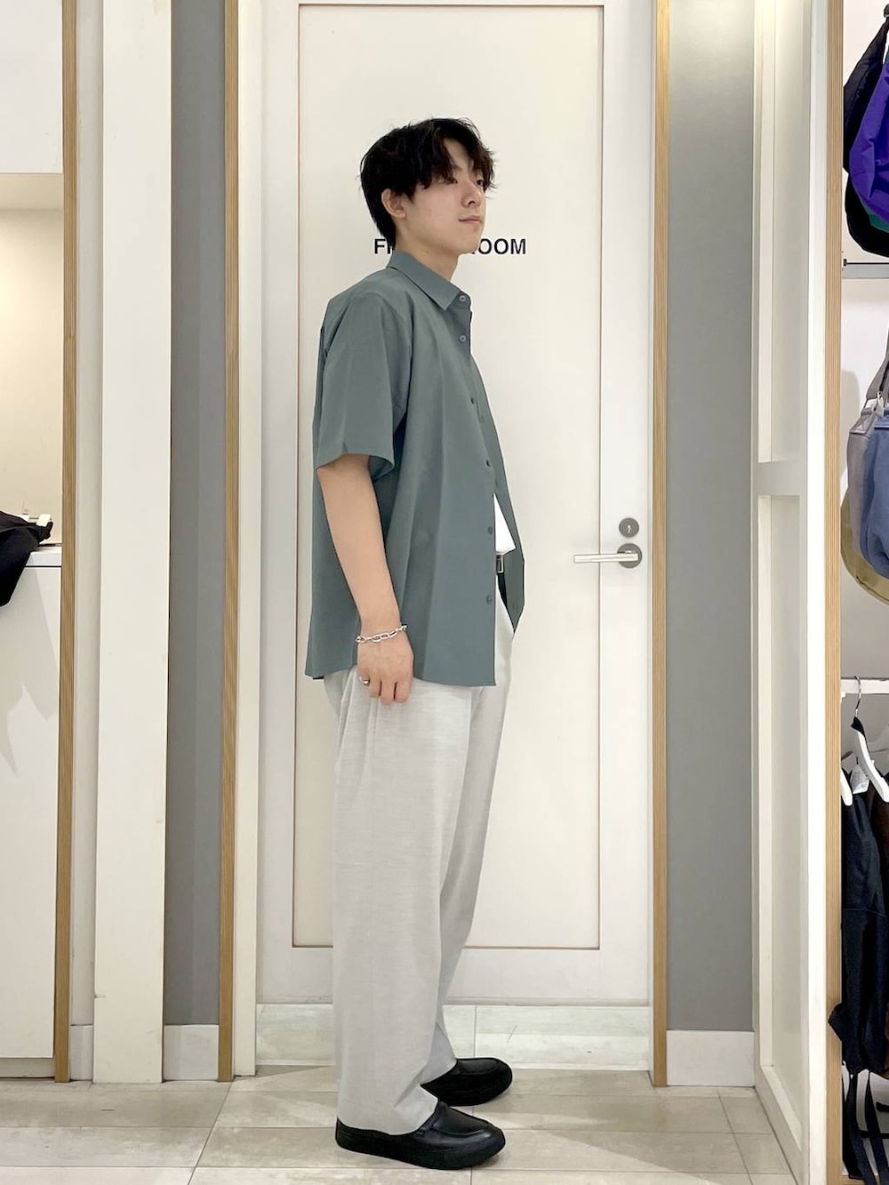 グレー系のその他シューズ、ホワイト系のスラックス、ホワイト系のTシャツ/カットソーを着用したメンズの夏コーディネートの4枚目の写真