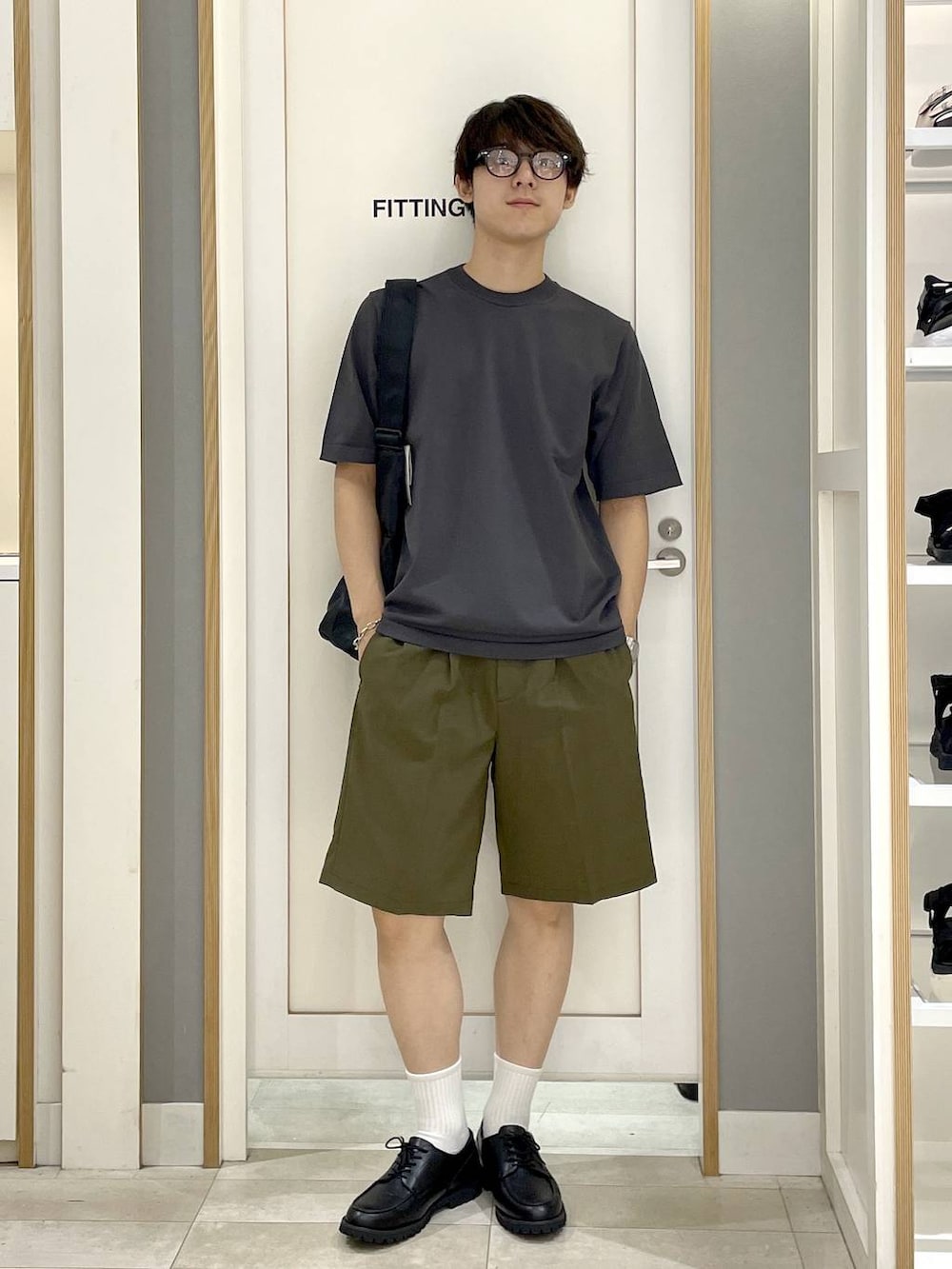 ブラック系のショルダーバッグ、グレー系のその他シューズ、グリーン系のその他パンツを着用したメンズの夏コーディネートの2枚目の写真