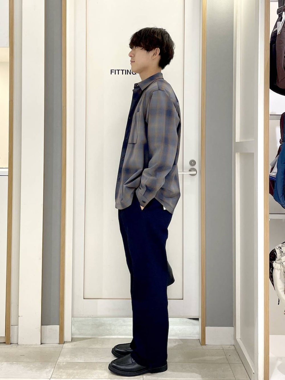 ブラック系のショルダーバッグ、ブルー系のその他パンツ、グレー系のその他シューズを着用したメンズの秋コーディネートの5枚目の写真