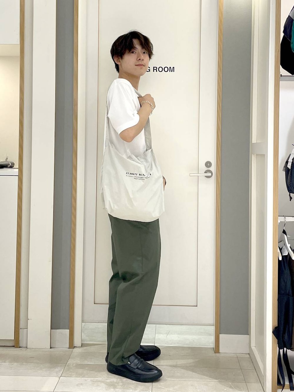 グレー系のその他シューズ、グリーン系のその他パンツを着用したメンズの夏コーディネートの4枚目の写真
