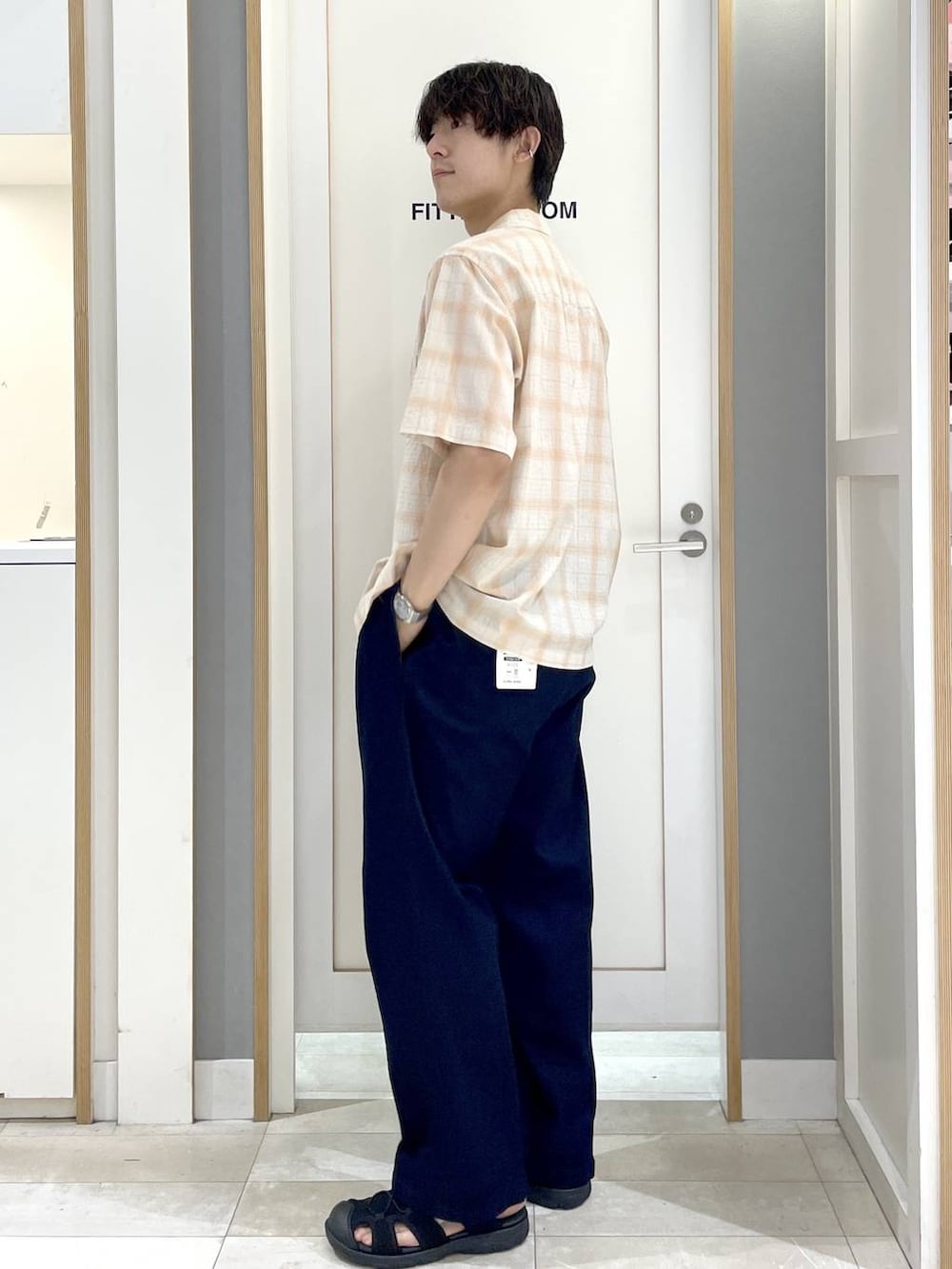 ブルー系のその他パンツ、ベージュ系のシャツ/ブラウス、ブラック系のサンダルを着用したメンズの夏コーディネートの3枚目の写真