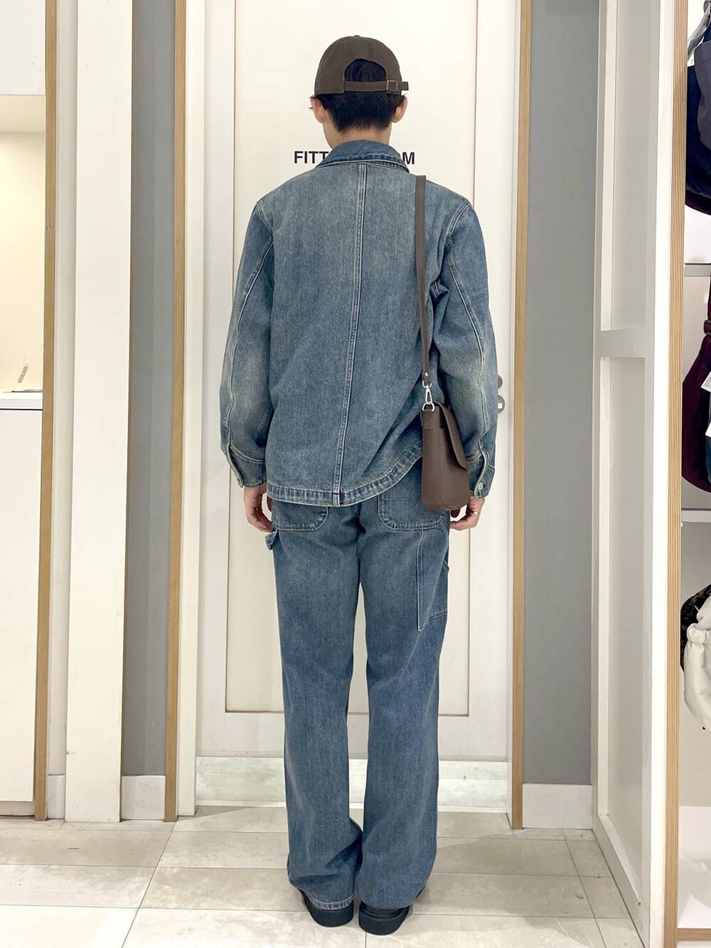 グレー系のその他シューズ、ブルー系のデニムパンツ、ブルー系のデニムジャケットを着用したメンズの秋コーディネートの5枚目の写真