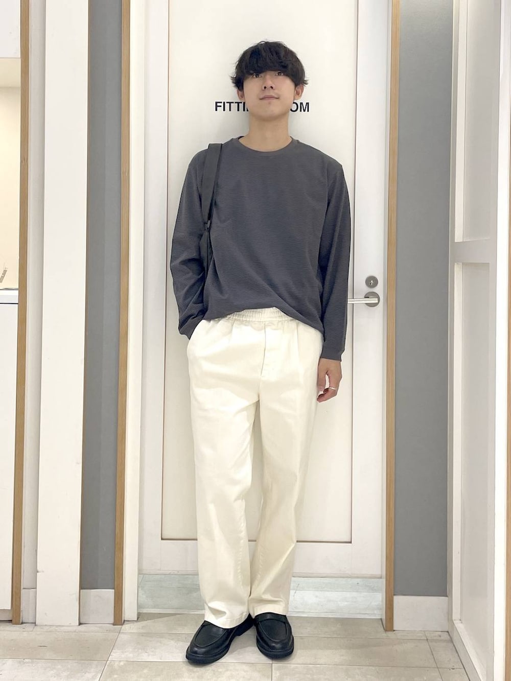 ブラウン系のTシャツ/カットソー、ホワイト系のその他パンツ、グレー系のショルダーバッグを着用したメンズの秋コーディネートの2枚目の写真
