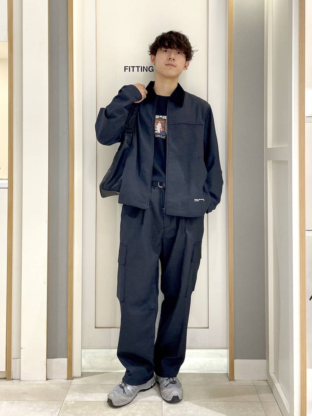 ブラック系のTシャツ/カットソー、ブラック系のショルダーバッグ、ブルー系のデニムパンツを着用したメンズの秋コーディネートの4枚目の写真