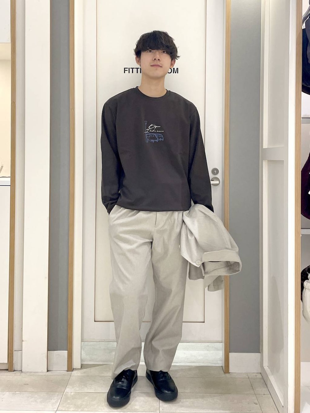 グレー系のその他シューズ、ベージュ系のその他パンツ、ベージュ系のシャツ/ブラウスを着用したメンズの秋コーディネートの3枚目の写真