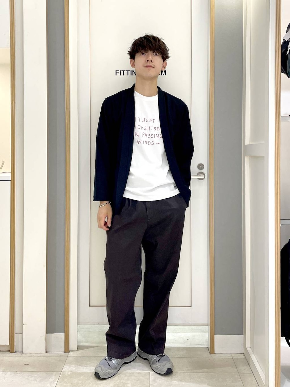 ブラック系のカーディガン/ボレロ、その他のTシャツ/カットソーを着用したメンズの秋コーディネートの3枚目の写真