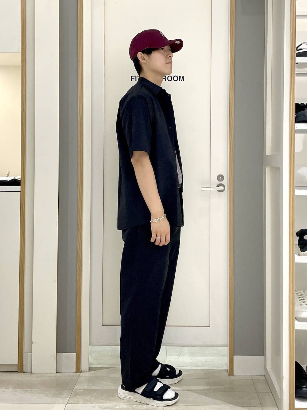 ベージュ系のTシャツ/カットソー、ブラック系のシャツ/ブラウス、ブラック系のその他パンツを着用したメンズの夏コーディネートの5枚目の写真