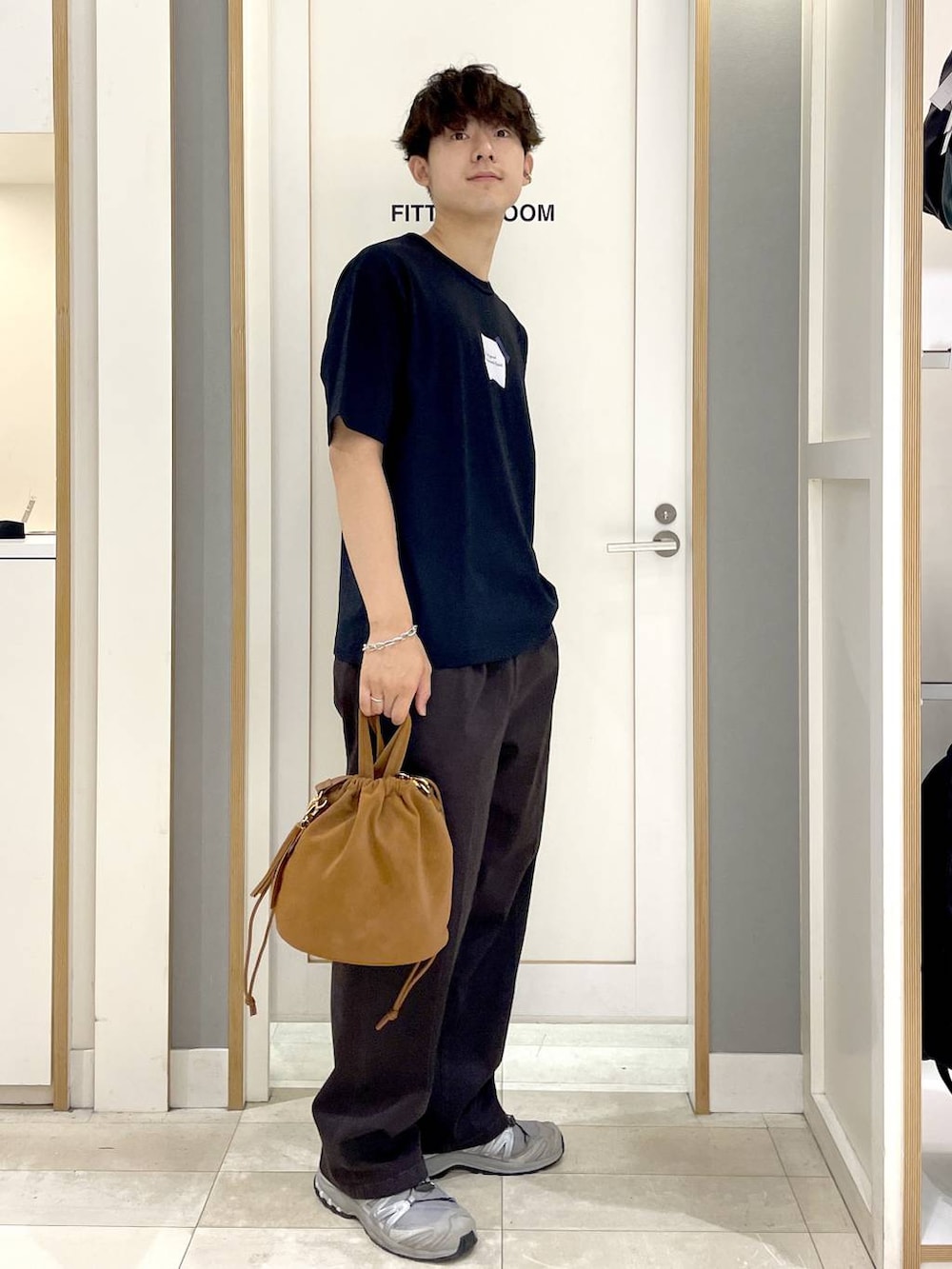 ベージュ系のハンドバッグ、ブラック系のその他パンツ、ブラック系のTシャツ/カットソーを着用したメンズの夏コーディネートの4枚目の写真