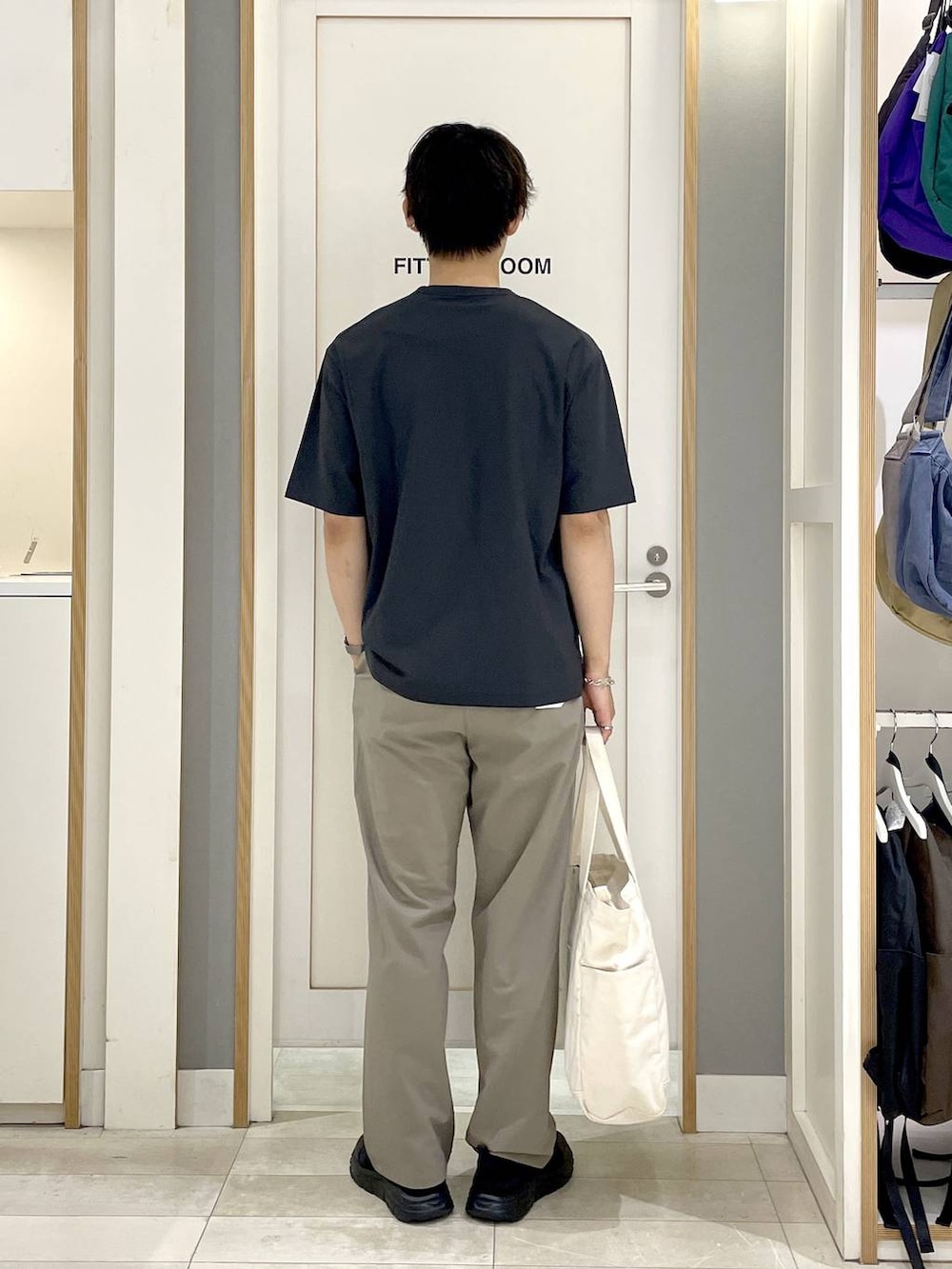 ホワイト系のトートバッグ、グレー系のTシャツ/カットソー、ブラウン系のその他パンツを着用したメンズの夏コーディネートの6枚目の写真