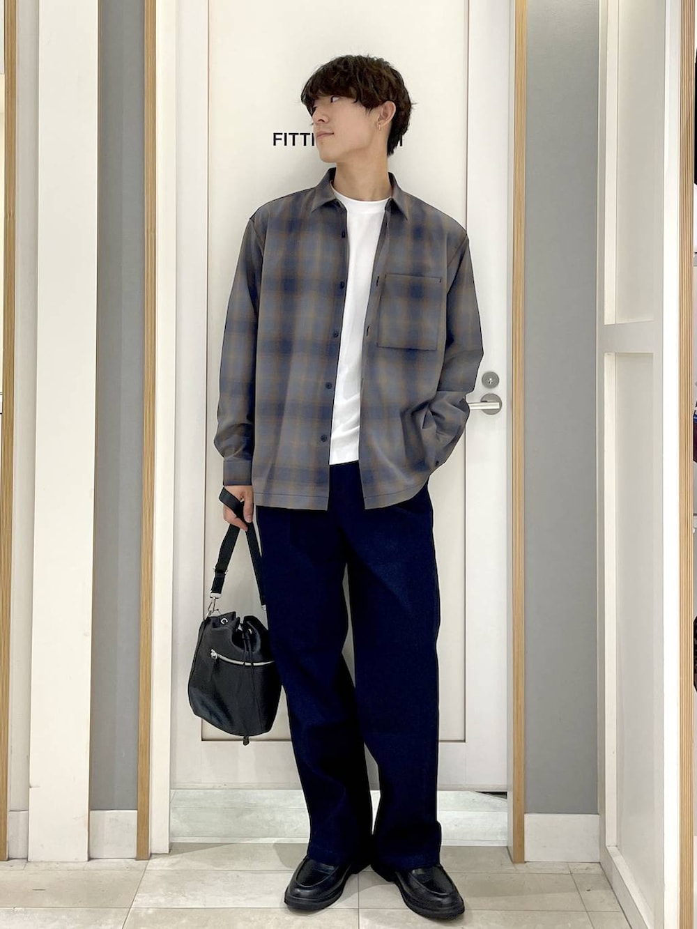 ブラック系のショルダーバッグ、ブルー系のその他パンツ、グレー系のその他シューズを着用したメンズの秋コーディネートの2枚目の写真
