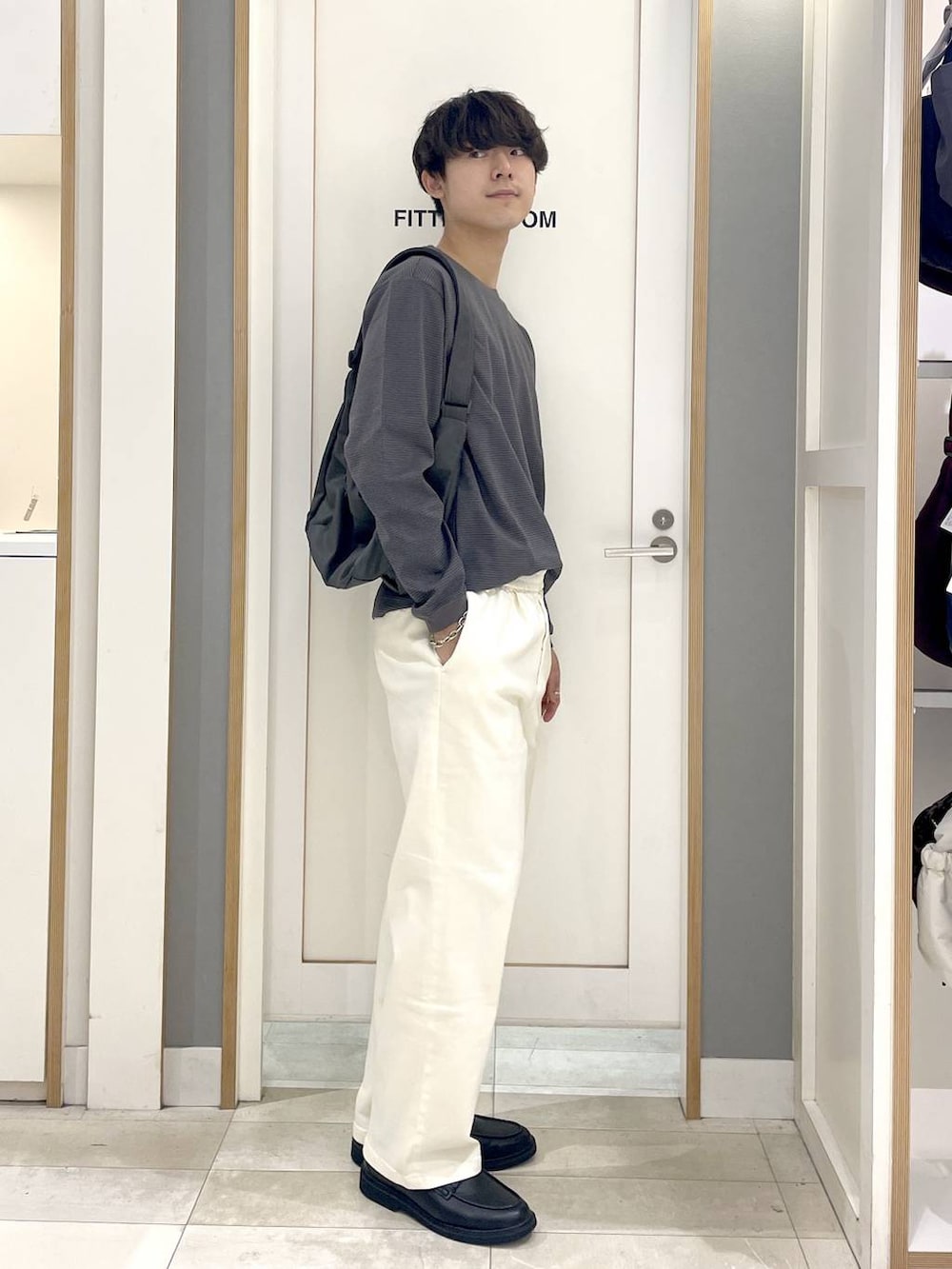 ブラウン系のTシャツ/カットソー、ホワイト系のその他パンツ、グレー系のショルダーバッグを着用したメンズの秋コーディネートの3枚目の写真