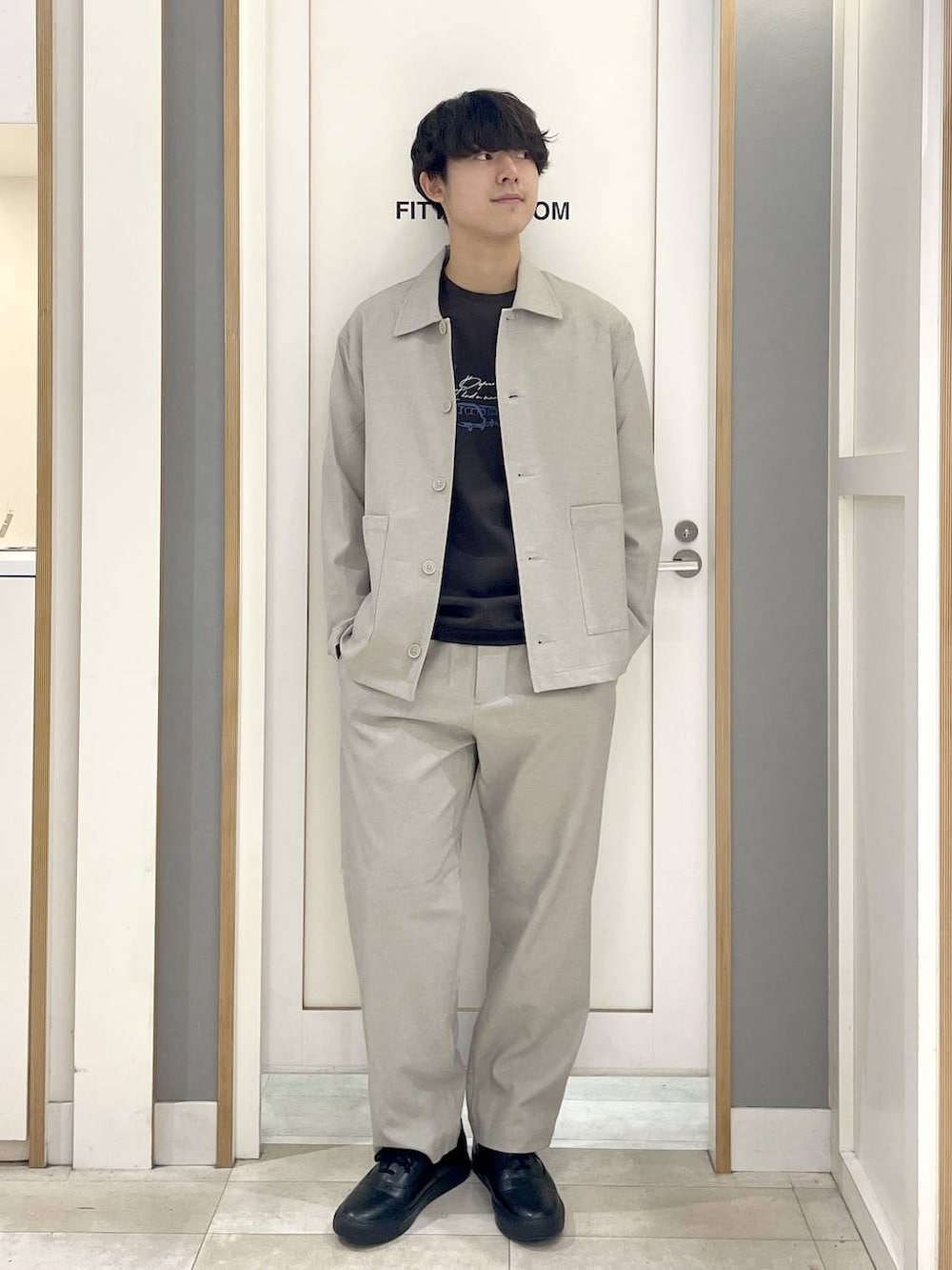 グレー系のその他シューズ、ベージュ系のその他パンツ、ベージュ系のシャツ/ブラウスを着用したメンズの秋コーディネートの2枚目の写真