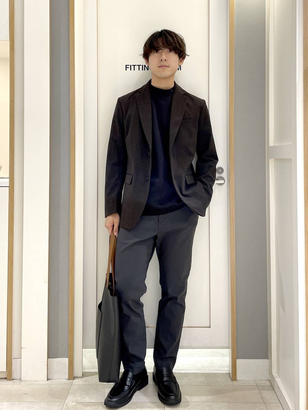 グレー系のその他パンツ、ブラック系のトートバッグ、グレー系のその他シューズを着用したメンズの秋コーディネートの3枚目の写真