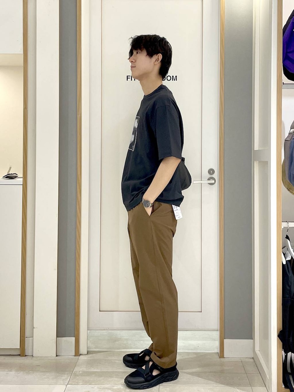 グレー系のTシャツ/カットソー、グレー系のショルダーバッグ、イエロー系のその他パンツを着用したメンズの夏コーディネートの4枚目の写真