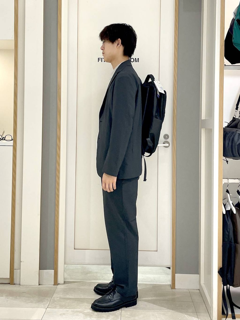 ブラック系のバックパック/リュック、グレー系のその他シューズ、グレー系のその他パンツを着用したメンズの夏コーディネートの6枚目の写真