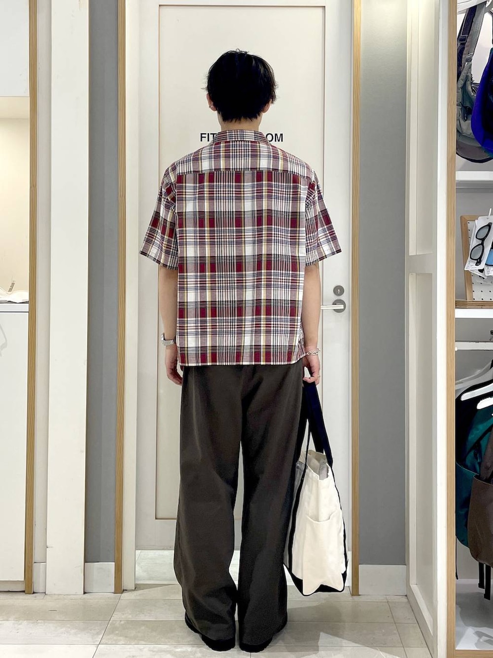 ホワイト系のトートバッグ、ブラウン系のその他パンツ、グレー系のその他シューズを着用したメンズの夏コーディネートの5枚目の写真