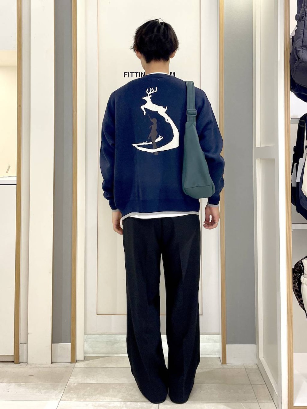 ホワイト系のTシャツ/カットソー、ブルー系のカーディガン/ボレロ、グリーン系のショルダーバッグを着用したメンズの秋コーディネートの7枚目の写真