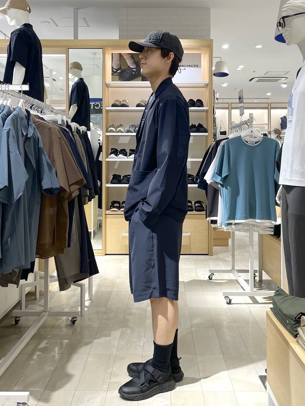 ブルー系のテーラードジャケット、ブルー系のその他パンツ、ブラック系のサンダルを着用したメンズの夏コーディネートの5枚目の写真