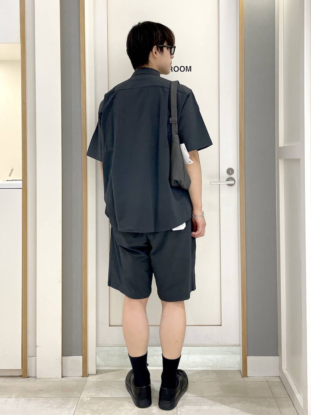 グレー系のその他シューズ、ホワイト系のTシャツ/カットソー、ブラック系のシャツ/ブラウスを着用したメンズの夏コーディネートの6枚目の写真