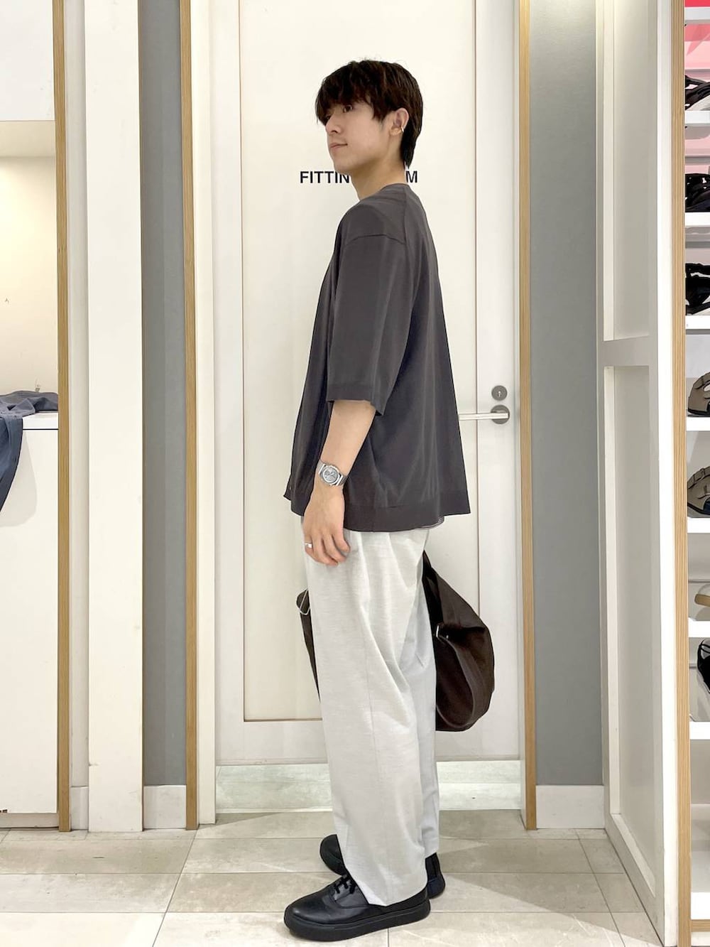 グレー系のその他シューズ、ホワイト系のスラックス、ベージュ系のTシャツ/カットソーを着用したメンズの夏コーディネートの5枚目の写真