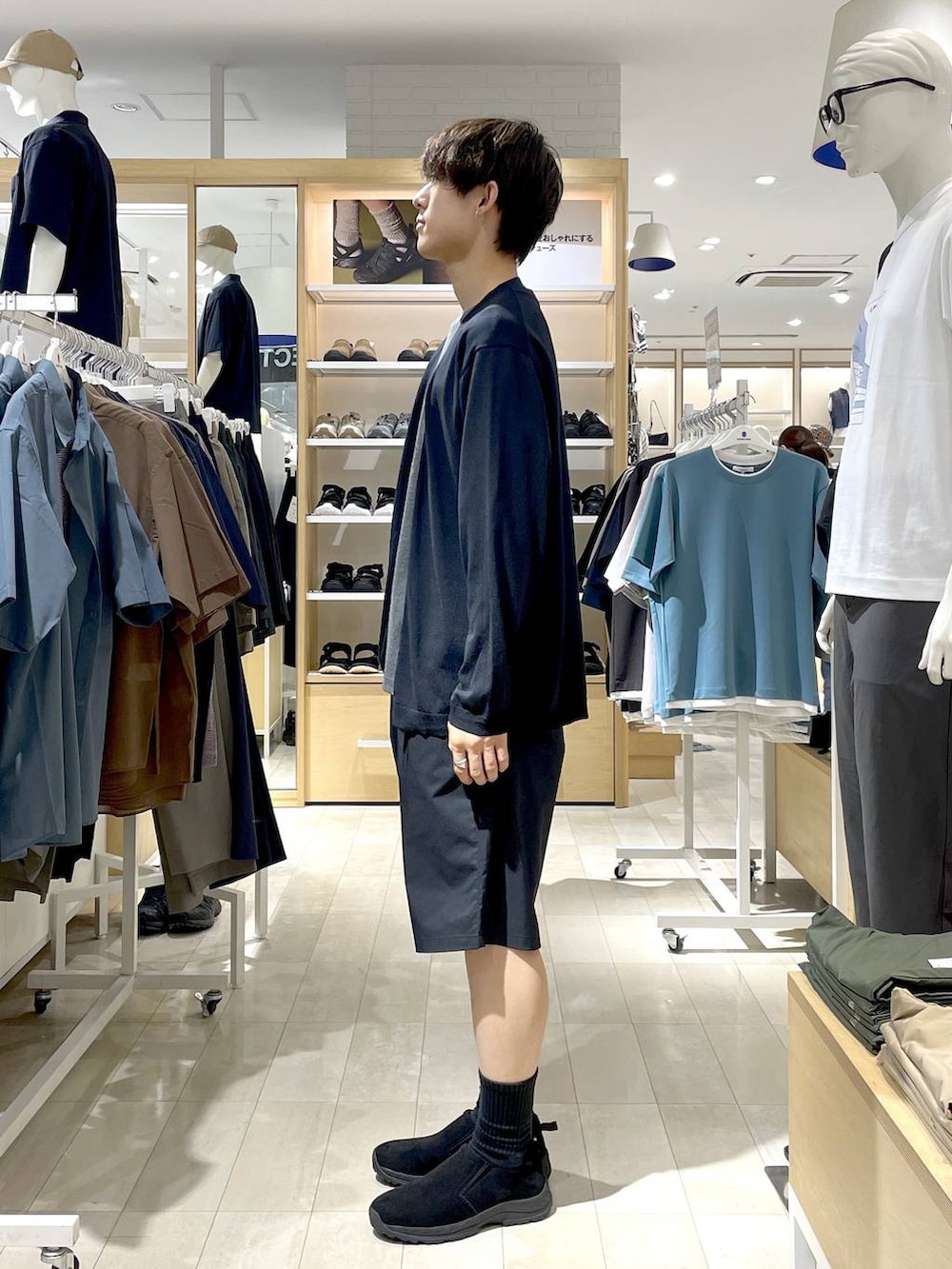 ブラック系のスリッポン、ブラック系のその他パンツ、ブラック系のカーディガン/ボレロを着用したメンズの夏コーディネートの2枚目の写真