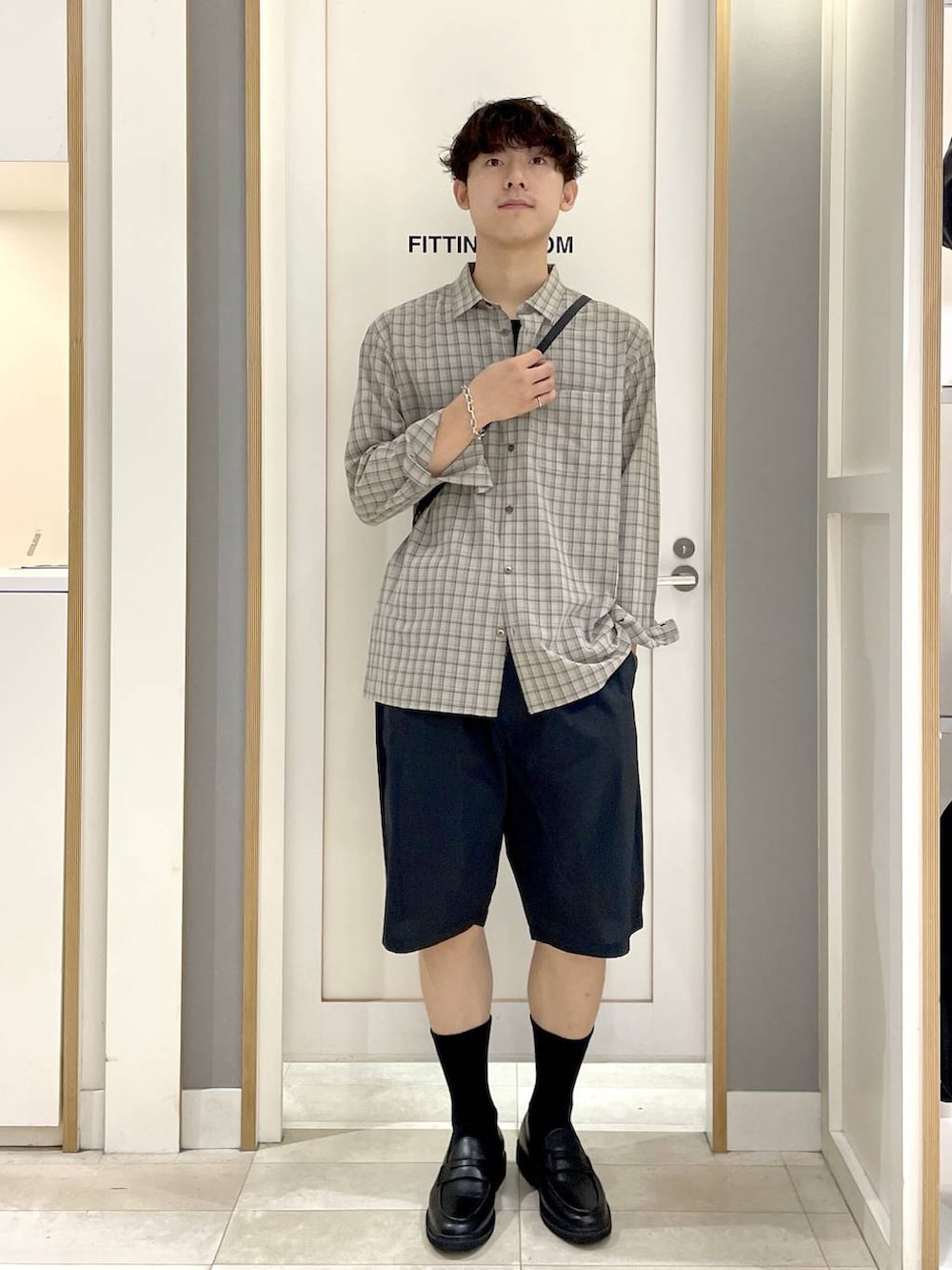 ベージュ系のシャツ/ブラウス、グレー系のその他シューズ、ブラック系のその他パンツを着用したメンズの夏コーディネートの2枚目の写真
