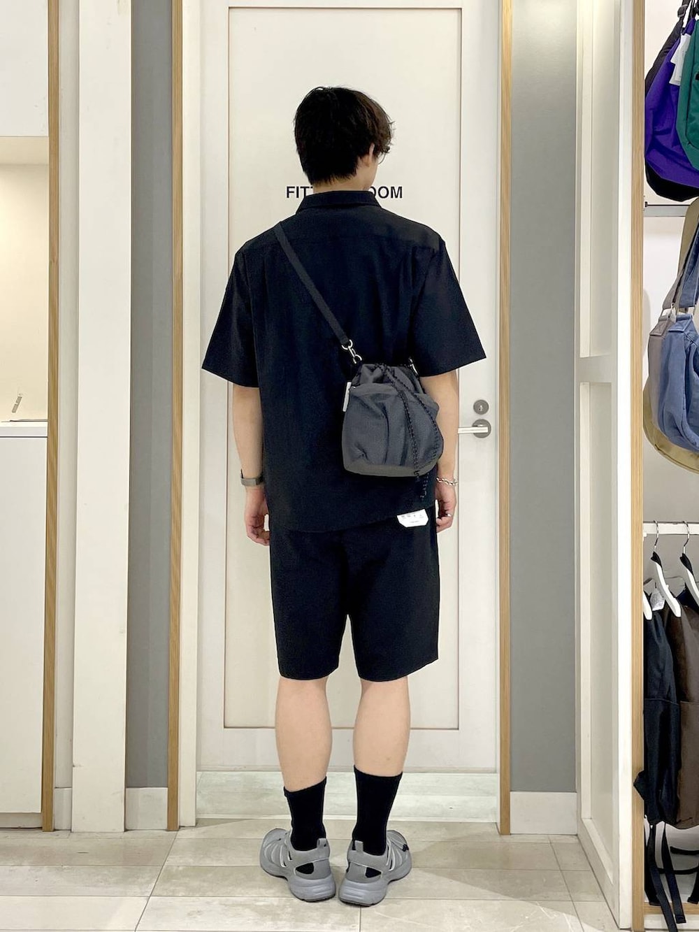 ブルー系のTシャツ/カットソー、ブラック系のシャツ/ブラウス、グレー系のスニーカーを着用したメンズの夏コーディネートの5枚目の写真