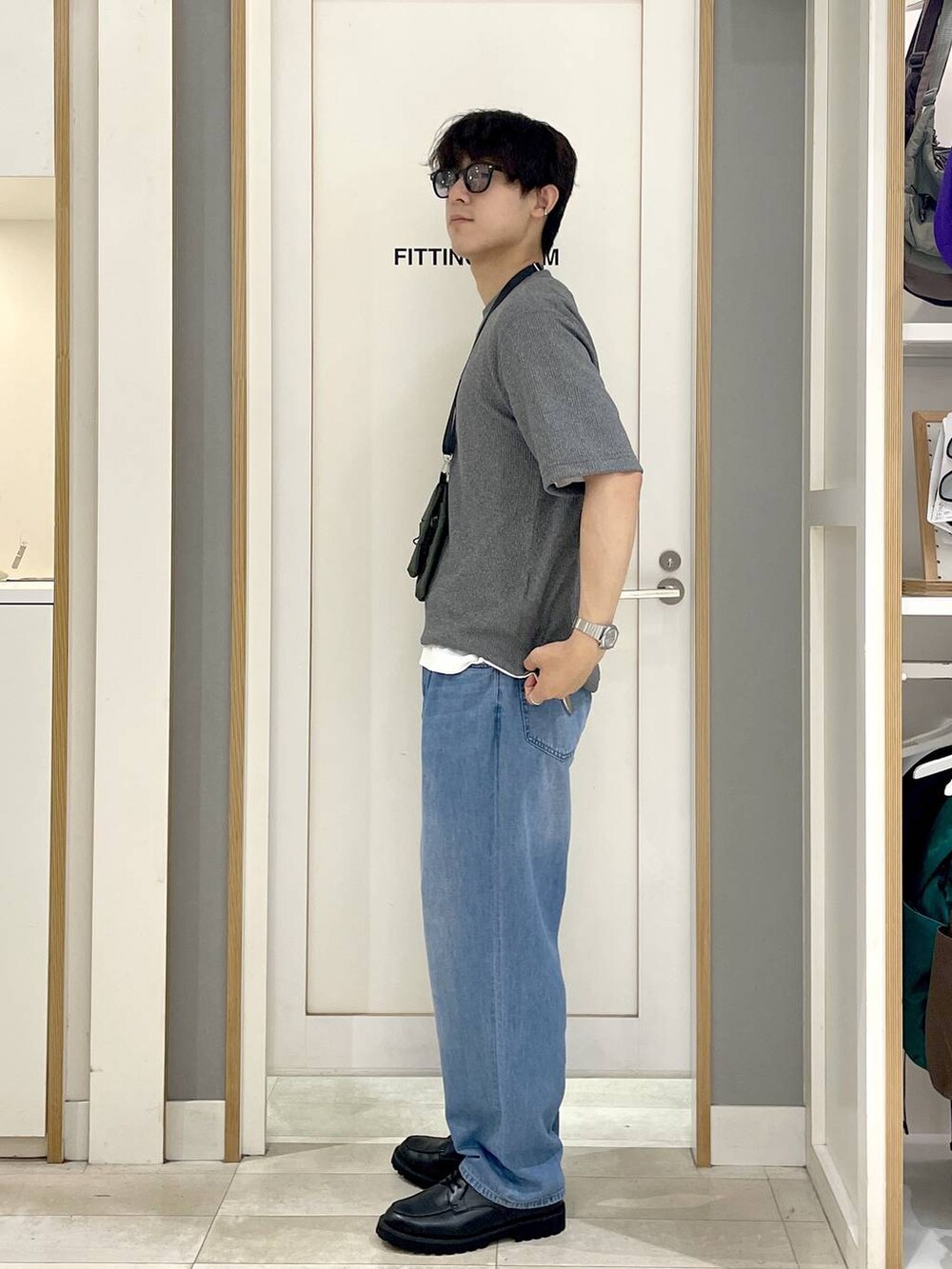 グレー系のその他シューズ、ブルー系のデニムパンツ、グリーン系のショルダーバッグを着用したメンズの夏コーディネートの2枚目の写真