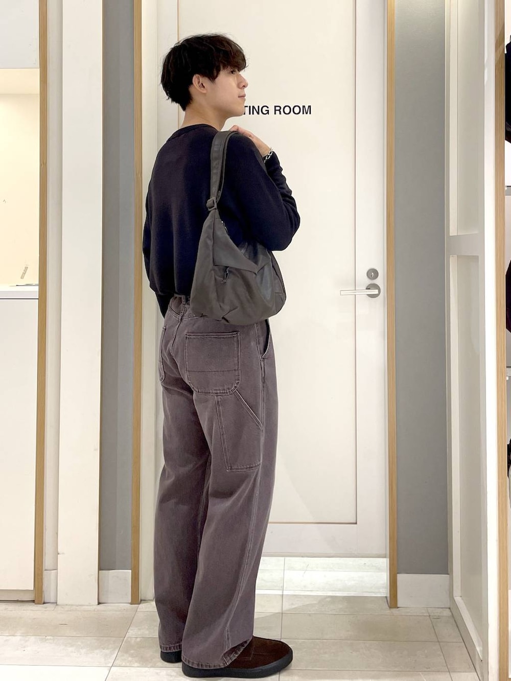 ブラウン系のその他シューズ、グレー系のショルダーバッグ、ブラウン系のデニムパンツを着用したメンズの秋コーディネートの3枚目の写真