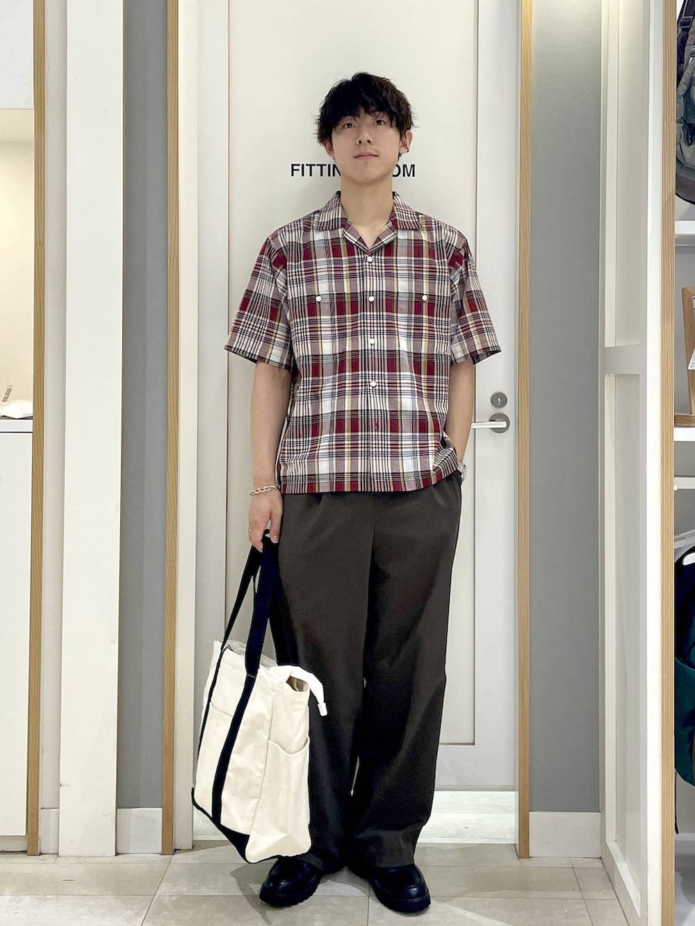 ホワイト系のトートバッグ、ブラウン系のその他パンツ、グレー系のその他シューズを着用したメンズの夏コーディネートの2枚目の写真